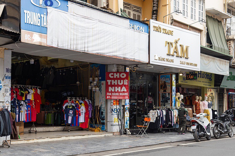 Anh Nam, chủ một cửa hàng trên phố Hàng Đào cho biết, không ít cửa hàng ở đây đã đóng cửa từ sau Tết vì không chịu nổi chi phí thuê quá cao trong khi việc kinh doanh ế ẩm.