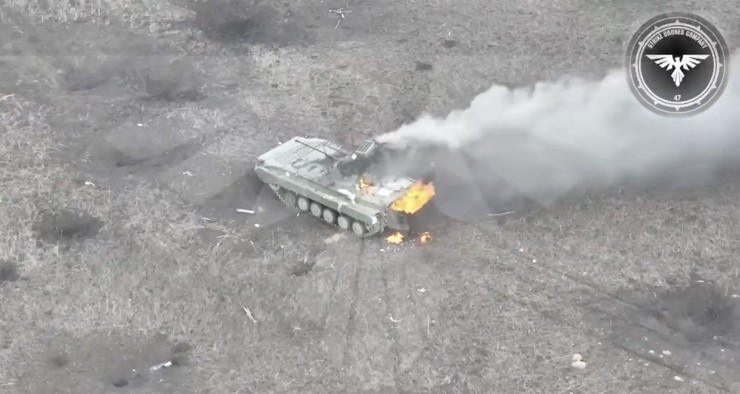 Một xe bọc thép bị phá hủy trong xung đột ở Ukraine.
