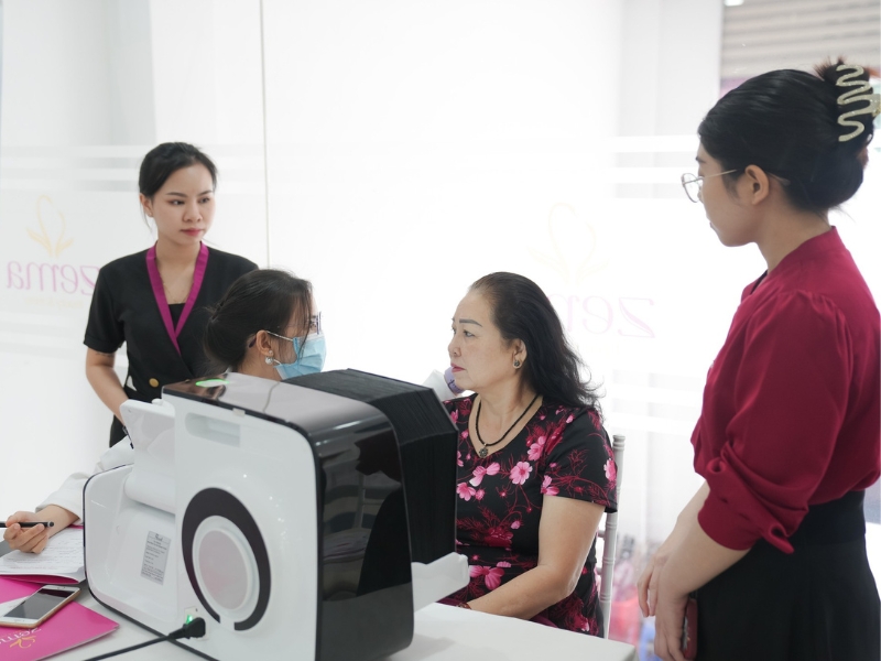 Chuyên gia da liễu hàng đầu tại MCCM trực tiếp phân tích da và tư vấn sức khỏe da