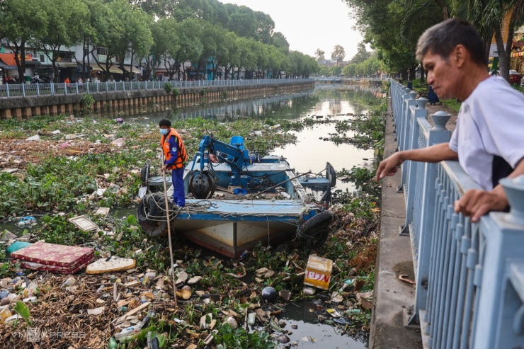 Nhìn về dòng kênh, ông Phan Thanh Quang, 52 tuổi, cho biết gần tháng qua hạn chế đi dạo kênh nặng mùi. "Mong rác sớm được dọn hết để con kênh sạch trở lại như trước", ông nói.