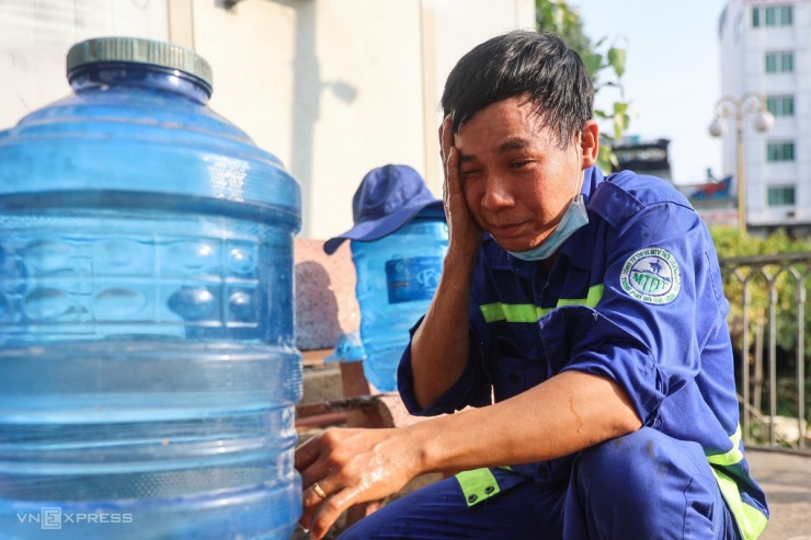 Hơn một giờ dọn rác, anh Thanh Sơn nghỉ ngơi khoảng 15 phút rồi tiếp tục công việc.