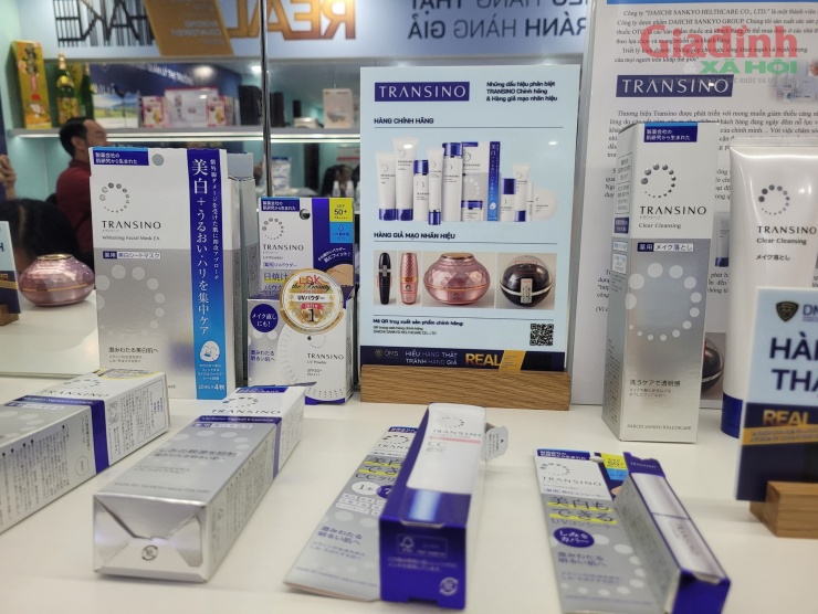 Mỹ phẩm Transino - một trong những thương hiệu mỹ phẩm made in Japan có tác dụng trong điều trị nám, tàn nhang tại thị trường Việt Nam. Thương hiệu chính hãng và nhập khẩu chính ngạch này chỉ có màu chủ đạo xanh - trắng.
