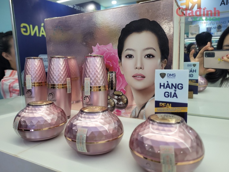 Tuy nhiên, hiện nay, tại thị trường Việt Nam xuất hiện những bộ mỹ phẩm trị nám nhái thương hiệu Transino với vỏ màu hồng hường và đen.