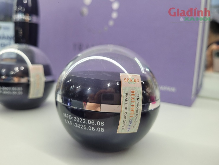 Mặt hàng giả, hàng nhái thương hiệu này cũng được dán tem "chống hàng giả".