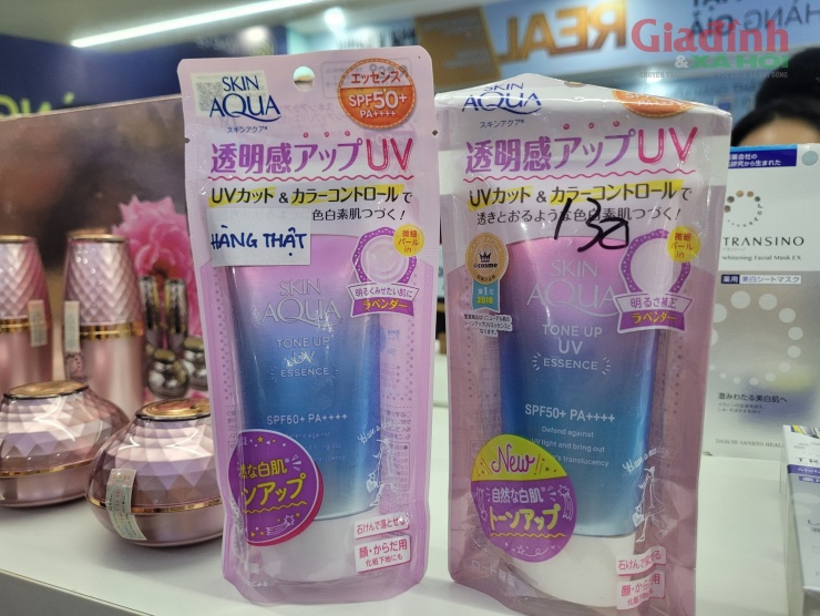 Cận cảnh kem chống nắng thương hiệu Aqua thật (trái) và giả (phải) với nhiều điểm làm giả tinh vi, khiến người tiêu dùng rất khó phân biệt, nhận diện được đâu là hàng giả, đâu là hàng thật.