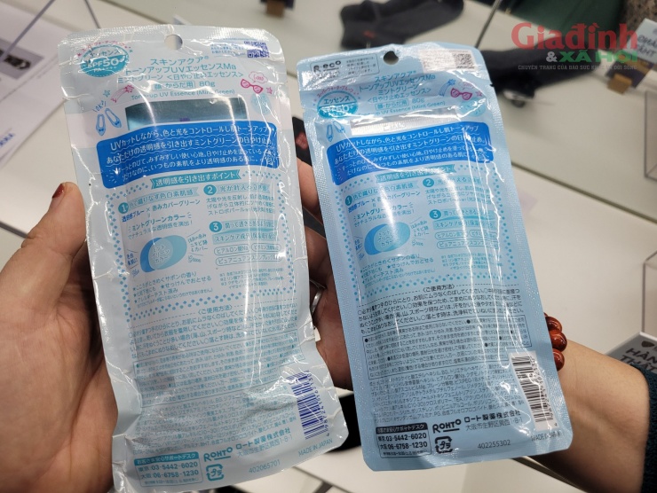 Ở mặt sau bao bì sản phẩm, hàng thật (phải), nền bao bì màu xanh nhạt, mã vạch màu đen trên nền trắng, một nửa chữ trên bao bì màu đen và được in sắc nét. Đặc biệt, mã QR code màu đen được in trên nền trắng.