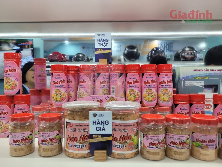 Thương hiệu gia vị Hảo Hảo được sản xuất trong nước được làm giả với nhiều điểm dễ dàng nhận biết nhưng nếu không so sáng hàng thật (trên) với hàng giả (dưới) sẽ rất khó phân biệt.