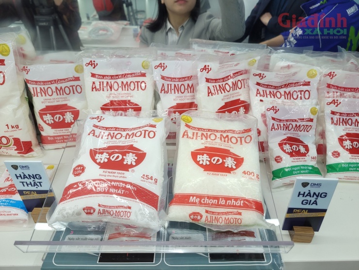 Bột ngọt Aji-No-Moto - một thương hiệu bột ngọt nổi tiếng đến từ Nhật Bản cũng được làm giả (bên phải) hết sức tinh vi. Tuy nhiên, khi đặt bên cạnh sản phẩm thật (bên trái), sẽ dễ dàng nhận ra điểm khác biệt như nét chữ, màu chữ, màu bao bì, tem nhãn...
