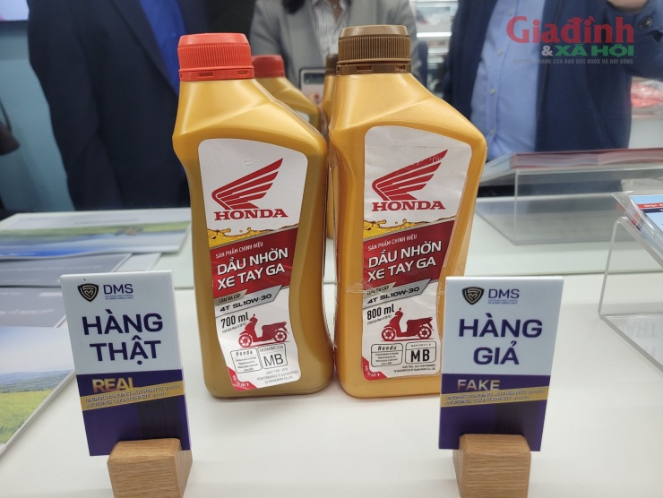 Cận cảnh sản phẩm dầu nhờn xe tay ga chính hãng (bên trái) và sản phẩm giả (bên phải).