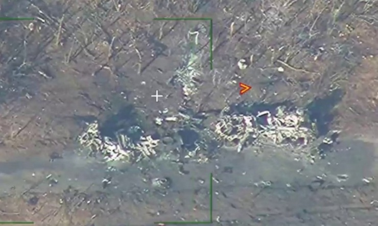 Mảnh vỡ còn sót lại của xe phóng Patriot sau đòn tập kích của Nga. Ảnh: Bộ Quốc phòng Nga