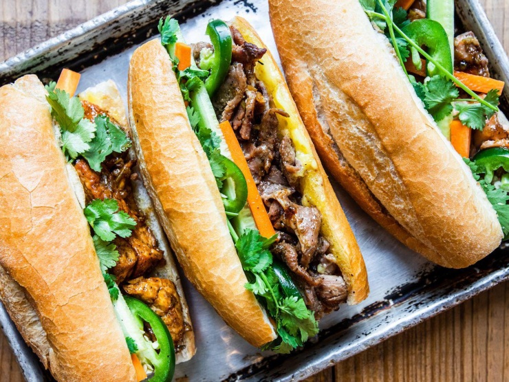 Bánh mì là món ăn của sự kết hợp hài hòa giữa vỏ bánh mỏng giòn và nhân thịt thơm ngon cùng rau củ tươi mát. Ảnh: Eater Houston.