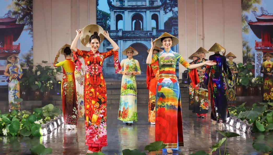 Loạt áo dài đi cùng năm tháng đã trình diễn ở Lễ hội áo dài của NTK Đỗ Trịnh Hoài Nam - 7