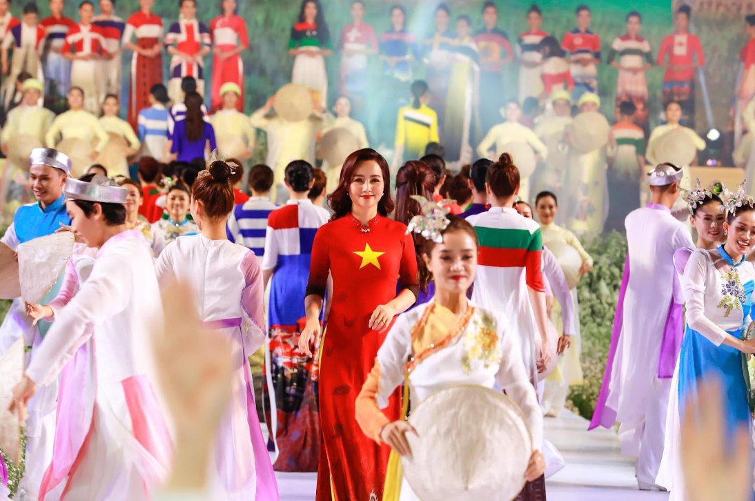 Loạt áo dài đi cùng năm tháng đã trình diễn ở Lễ hội áo dài của NTK Đỗ Trịnh Hoài Nam - 6