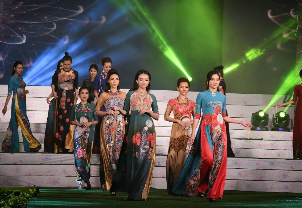 Loạt áo dài đi cùng năm tháng đã trình diễn ở Lễ hội áo dài của NTK Đỗ Trịnh Hoài Nam - 5