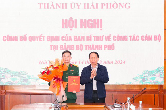 Bí thư Thành ủy Hải Phòng Lê Tiến Châu tặng hoa chúc mừng Đại tá Bùi Xuân Thắng, Chỉ huy Trưởng Bộ Chỉ huy Quân sự thành phố.