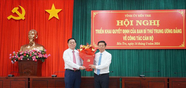 Ông Nguyễn Trọng Nghĩa, Trưởng Ban Tuyên giáo Trung ương trao quyết định cho tân Phó Bí thư Tỉnh ủy Bến Tre Trần Thanh Lâm. Ảnh: Hòa Hội