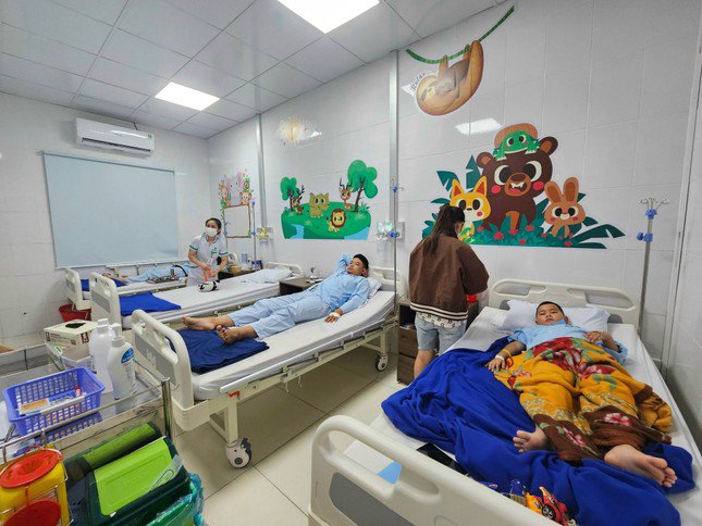 Các bệnh nhân nhập viện sau khi ăn thức ăn tại quán cơm gà Trâm Anh, nghi ngộ độc.