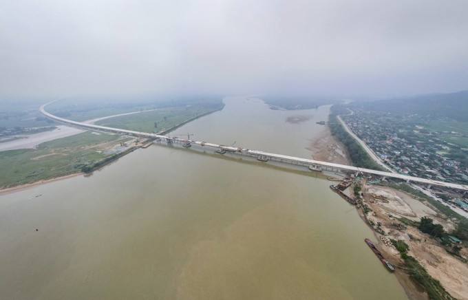 Cầu Hưng Đức dài gần 4,1 km, bắc qua sông Lam, nối huyện Hưng Nguyên, tỉnh Nghệ An với huyện Đức Thọ, tỉnh Hà Tĩnh