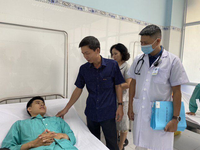 Lãnh đạo TP Nha Trang thăm hỏi các bệnh nhân đang được điều trị tại bệnh viện nghi ngộ độc thực phẩm sau khi ăn cơm gà.
