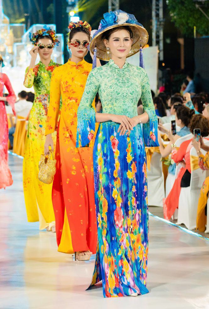 Loạt áo dài đi cùng năm tháng đã trình diễn ở Lễ hội áo dài của NTK Đỗ Trịnh Hoài Nam - 1