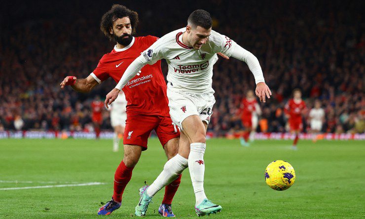 Salah (áo đỏ) dự kiến đá chính ở derby nước Anh