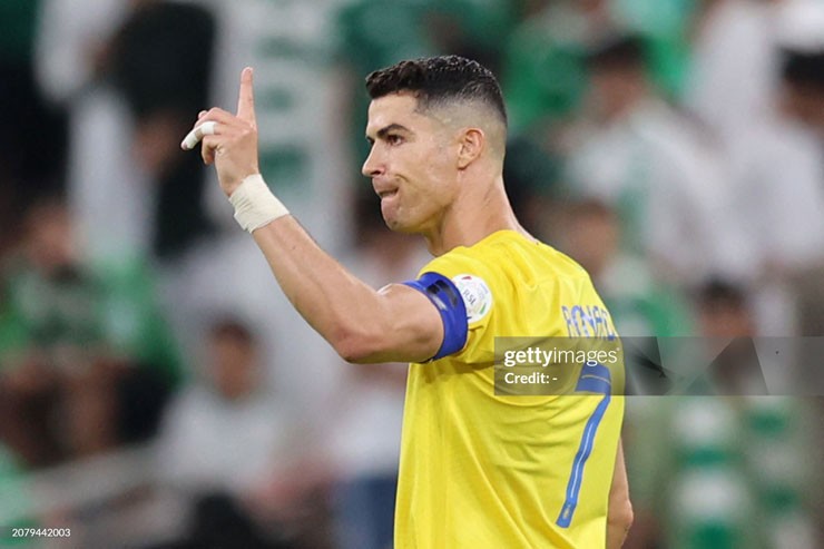 Ronaldo ghi bàn giúp Al Nassr thắng kình địch, ăn mừng cực "cháy" - 10