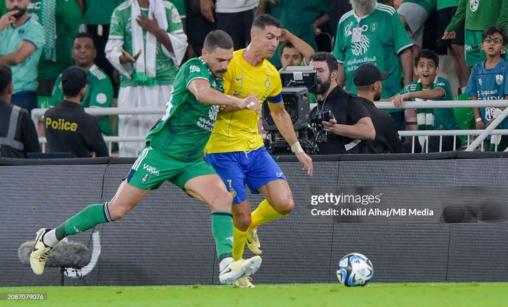 Ronaldo ghi bàn giúp Al Nassr thắng kình địch, ăn mừng cực "cháy" - 4