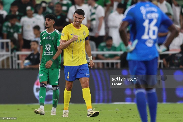 Ronaldo ghi bàn giúp Al Nassr thắng kình địch, ăn mừng cực "cháy" - 6