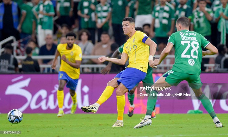 Ronaldo ghi bàn giúp Al Nassr thắng kình địch, ăn mừng cực "cháy" - 9