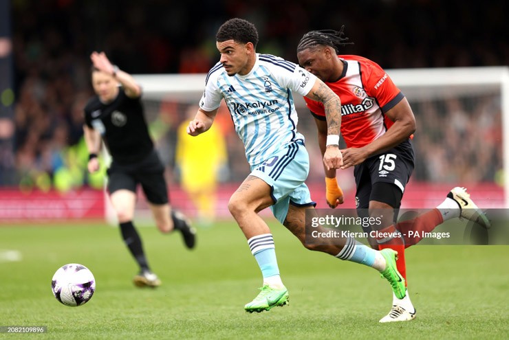 Luton Town (áo đỏ) gặp nhiều khó khăn trước Nottingham Forest