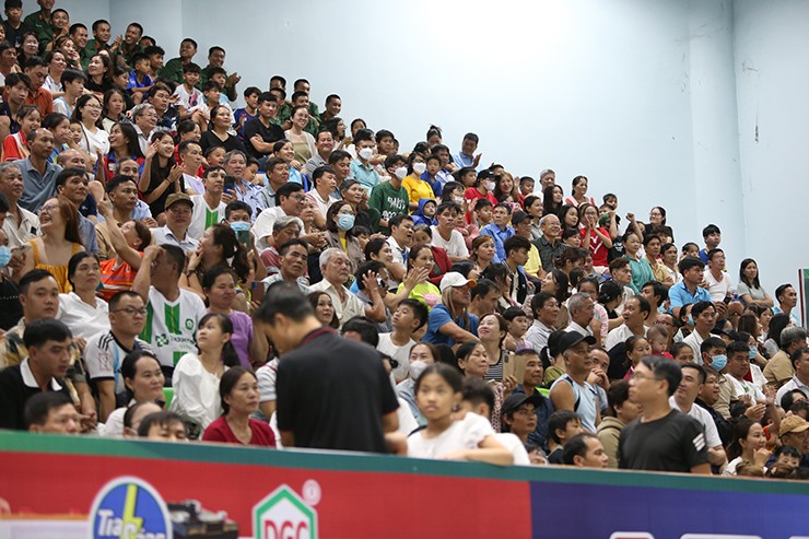 Với tư cách đội bóng chủ nhà, CLB Thông tin đã nhận được sự cổ vũ của đông đảo khán giả tại Bình Phước.