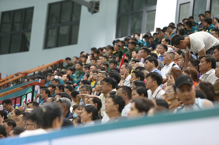 Nhà thi đấu tỉnh Bình Phước đã không còn một chỗ trống khi khán giả kéo đến sân quá đông.