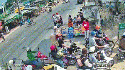 Hình ảnh chị Y. (đội nón đỏ) đón xe ôm rời đi ở phường Linh Trung.
