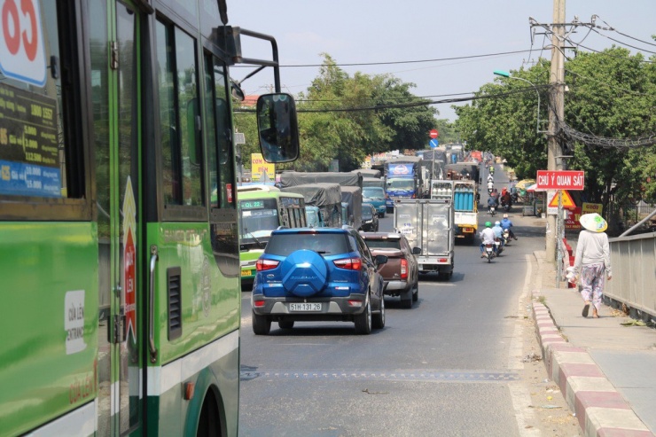 Hàng dài phương tiện xếp hàng trên đường Nguyễn Văn Bứa (huyện Hóc Môn).
