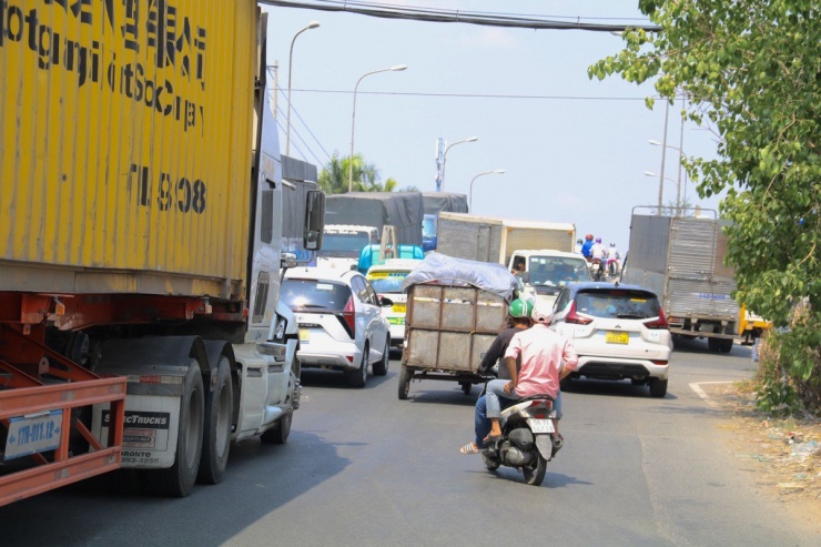 Giao thông xung đột tại khu vực Cầu Lớn, đường Nguyễn Văn Bứa.