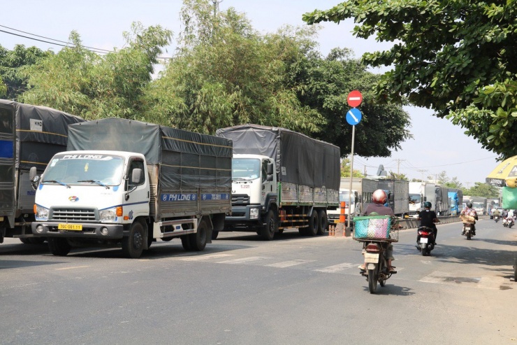 Hàng dài xe tải xếp hàng chờ lưu thông hướng từ tỉnh Long An đi TP.HCM.