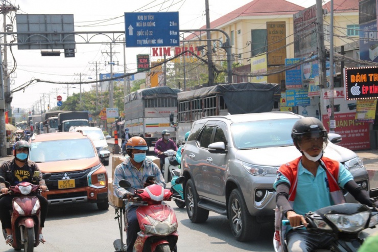 Đường Nguyễn Văn Bứa có mật độ phương tiện lưu thông cao.
