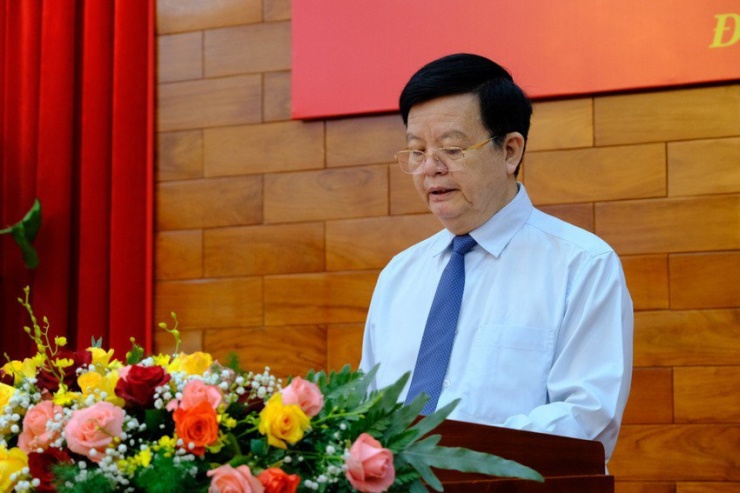 Ông Mai Văn Chính - Ủy viên Trung ương Đảng, Phó Trưởng ban Tổ chức Trung ương công bố quyết định.