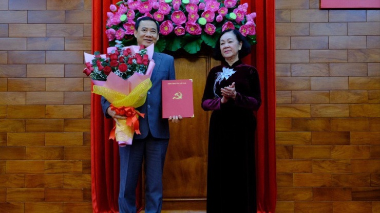 Bà Trương Thị Mai chúc mừng tân Bí thư Tỉnh uỷ Lâm Đồng