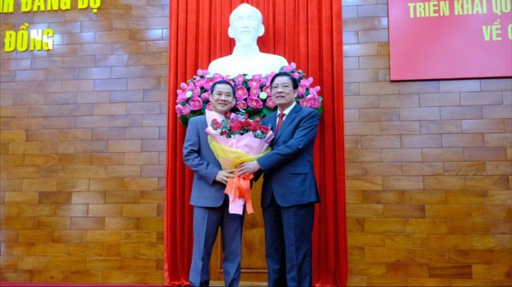 Ông Phan Đình Trạc, Trưởng Ban Nội chính Trung ương, tặng hoa chúc mừng ông Nguyễn Thái Học.
