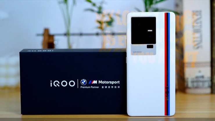 Giống như người anh em iQOO 10 Pro, vivo iQOO 11S cũng có sạc cực nhanh 200W cho pin 4.700 mAh. Điều này có nghĩa điện thoại có thể&nbsp;sẽ sạc đầy pin trong khoảng 10 phút. Với iQOO 12 và iQOO 12 Pro mới, công ty đã&nbsp;chọn sạc nhanh 120W chậm hơn.
