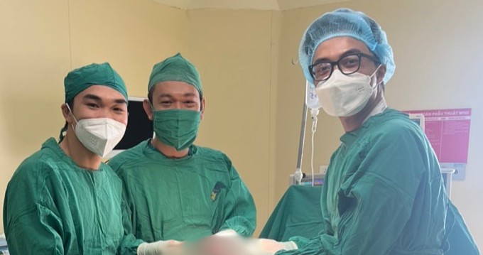 Êkíp phẫu thuật cho bệnh nhân tại Bệnh viện Đa khoa Xuyên Á Tây Ninh. Ảnh: Bệnh viện cung cấp