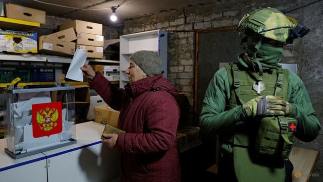 Ảnh chụp tại một điểm bỏ phiếu ở TP Avdiivka, vùng Donetsk hôm 16-3. Ảnh: Reuters