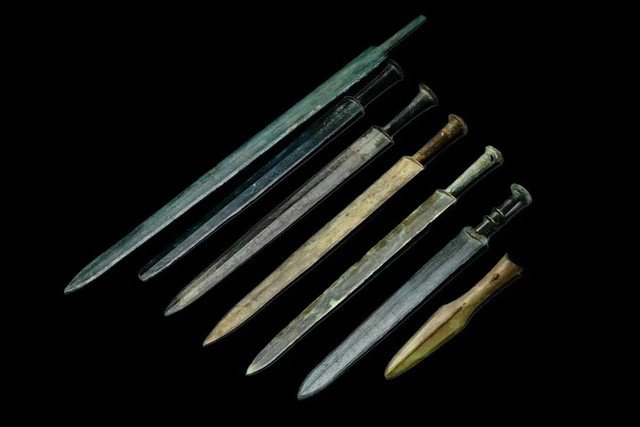 Các thanh kiếm cổ thời Chiến Quốc là một trong các loại hiện vật đáng chú ý được đem lên từ các ngôi mộ cổ - Ảnh: VIỆN HÀN LÂM KHOA HỌC TRUNG QUỐC