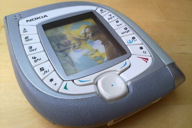 Ví dụ, Nokia 7600 ra mắt năm 2003 có thiết kế hình chiếc lá độc đáo và vỏ có thể thay thế được. Nó được trang bị một máy ảnh kỹ thuật số 640 x 680 pixel cũng có thể quay video.