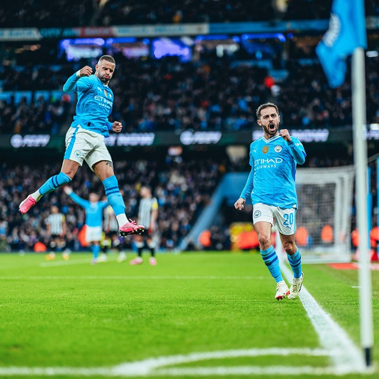 Bernardo Silva (phải) quá may với 2 lần đưa bóng đổi hướng thành bàn trong hiệp 1