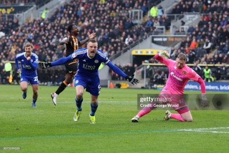 Đua thăng hạng Ngoại hạng Anh gay cấn: Leicester nguy cơ mất suất lên thẳng
