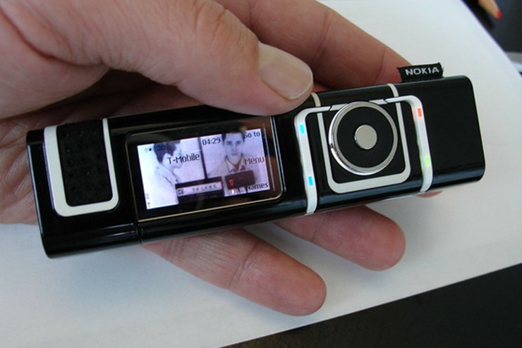 Ra mắt năm 2004, Nokia 7280 là một chiếc điện thoại di động cỡ lòng bàn tay với hình dáng giống như “son môi”, sử dụng bánh xe cuộn thay vì bàn phím.