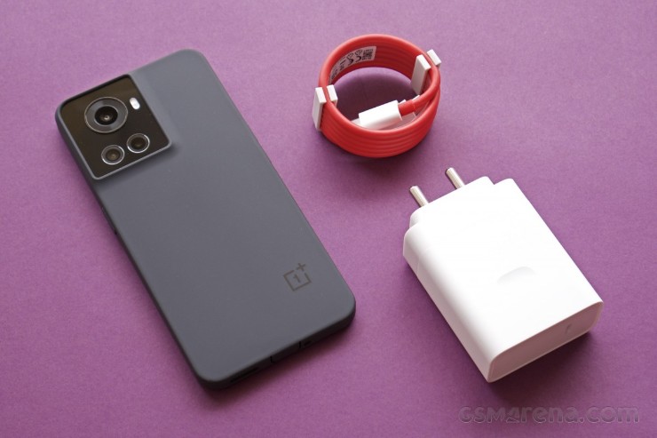 OnePlus 10R có hai phiên bản, một phiên bản có công suất sạc 80W và phiên bản còn lại có sạc 150W.&nbsp;Phiên bản sau hứa hẹn sạc pin 4.500 mAh từ 1&nbsp;lên 100% trong 17 phút và từ 1 đến 30% chỉ trong 3 phút.
