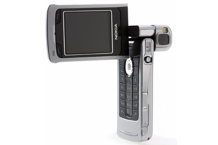 Nokia N90 ra mắt năm 2005 được trang bị mô-đun camera xoay, mang lại cảm giác như một chiếc máy ảnh tiện dụng.